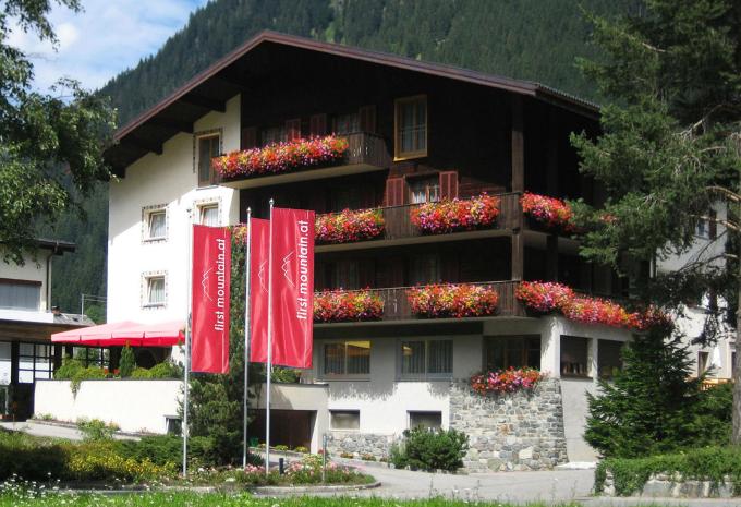 First Mountain Hotel Montafon...