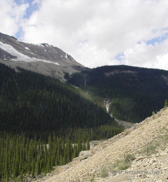  TAKAKKAW Falls, Field, Yoho national Park, British Columbia, Canada... 