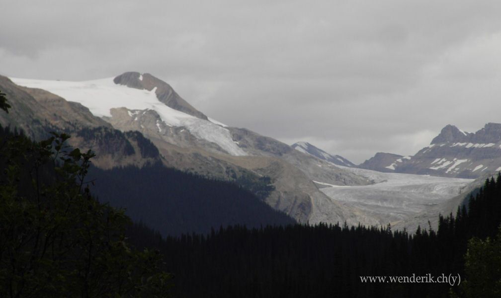  TAKAKKAW Falls, Field, Yoho national Park, British Columbia, Canada... 