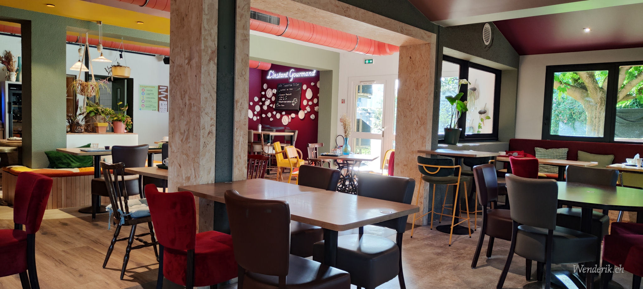 greet hotel Massieux...