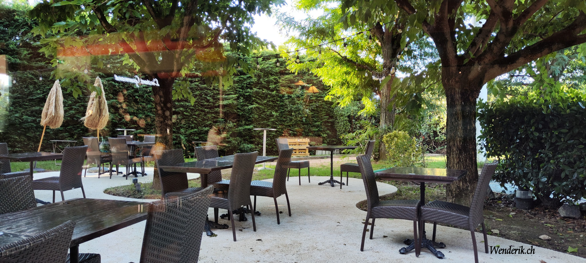 greet hotel Massieux...